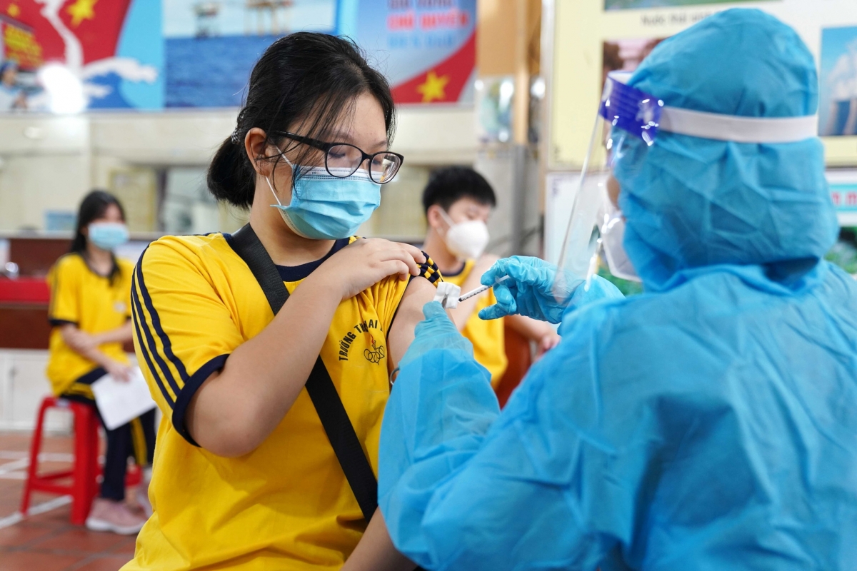 Tiêm vaccine Covid-19 cho học sinh THCS tại TP.HCM.
