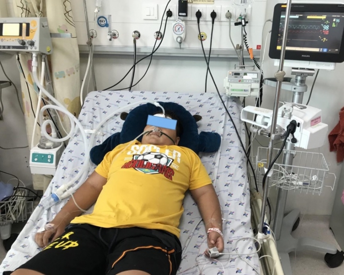 Một bệnh nhi bị hội chứng viêm đa hệ thống sau mắc Covid-19 (Ảnh: BV Nhi đồng Thành phố)