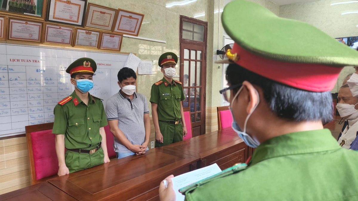 Tống đạt lệnh khởi tố bắt tạm giam bị can Lương Duy Tân (ảnh cổng Thông tin điện tử thành phố Đà Nẵng)