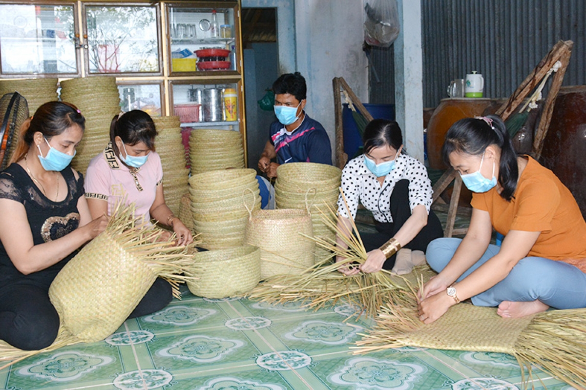 Cán bộ, hội viên Hội Liên hiệp Phụ nữ xã Phú Lợi, huyện Giang Thành (Kiên Giang) đan giỏ bàng tại nhà. (Ảnh minh họa: Báo Kiên Giang)