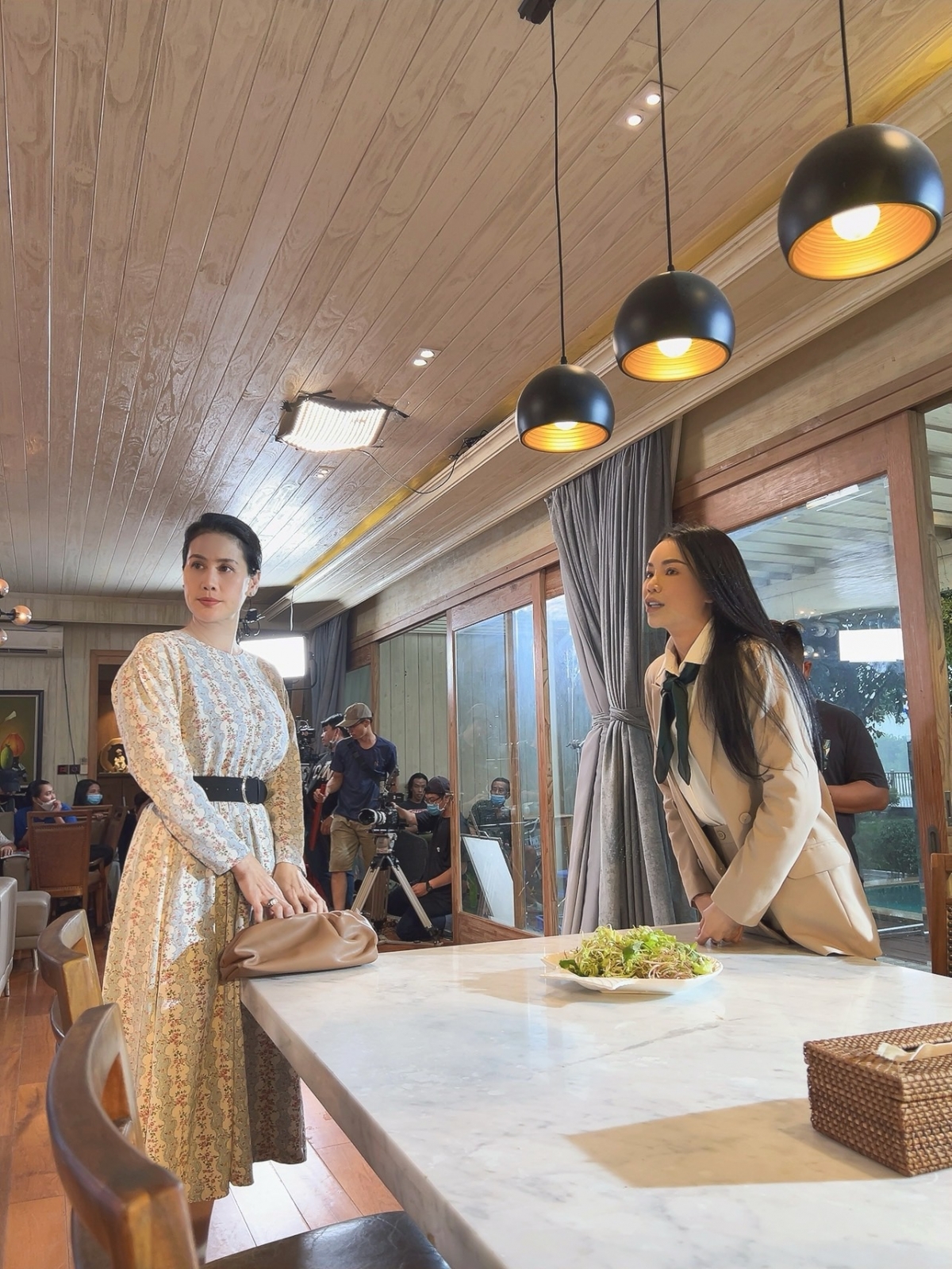 Trà Ngọc Hằng và Thân Thuý Hà trong một cảnh quay.
