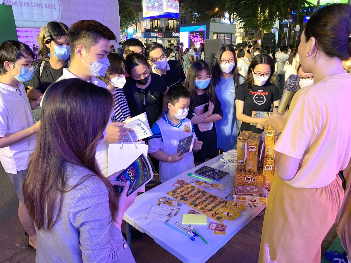 Trải nghiệm board game nhận sách.