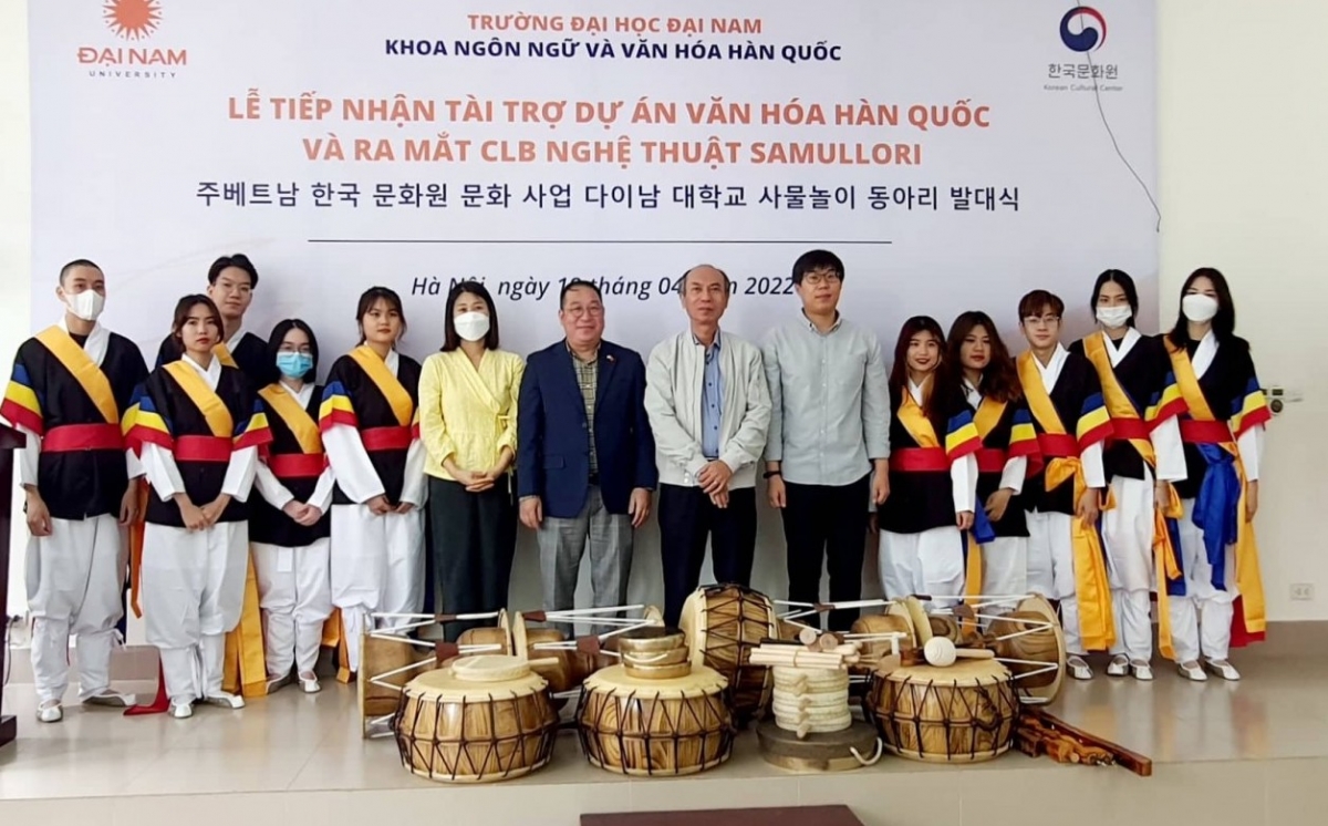 Trao tặng những bộ gõ Samulnori truyền thống của Hàn Quốc cho Đại học Đại Nam. (Ảnh: Nguyễn Mạnh Cường)