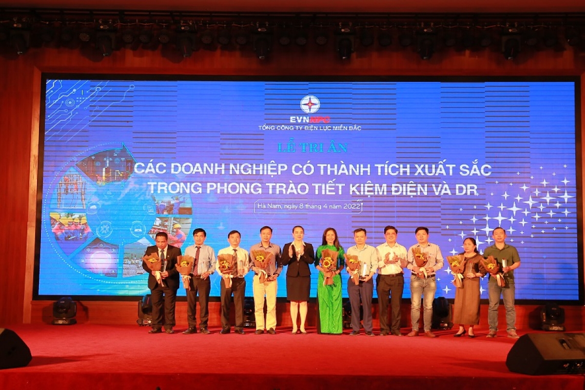 Trao giải và tri ân khách hàng.