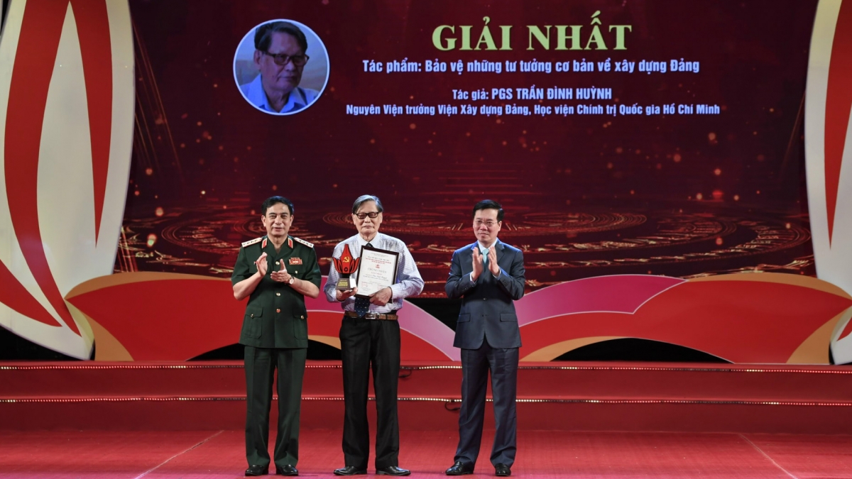 PGS-TS Trần Đình Huỳnh được trao giải Nhất Cuộc thi viết