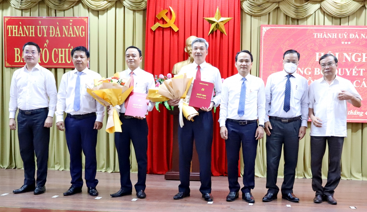 Thường trực Thành ủy Đà Nẵng, lãnh đạo Ban Tổ chức Thành ủy và các cán bộ nhận quyết định
