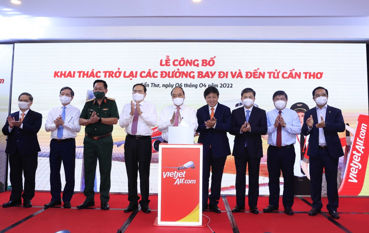 Chủ tịch nước Nguyễn Xuân Phúc và các đại biểu thực hiện nghi thức khai thác trở lại các đường bay đi và đến từ Cần Thơ