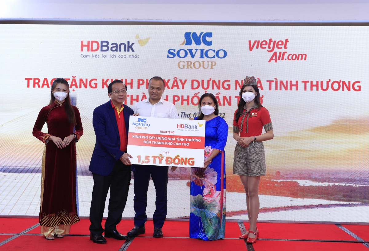 Nhân dịp này, Sovico Group và HD Bank trao tặng 1,5 tỉ đồng xây dựng nhà tình thương trên địa bàn Thành phố