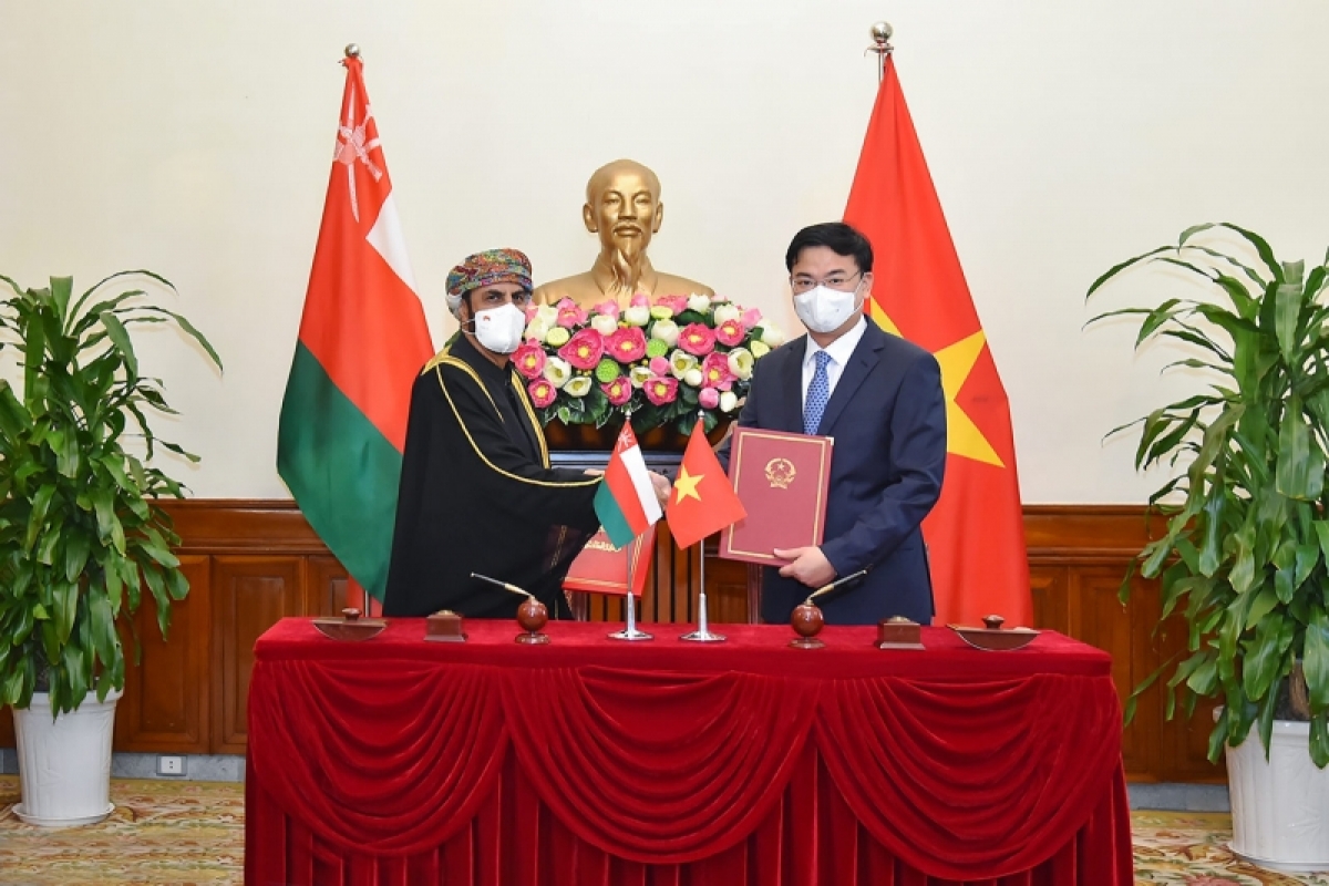 Thứ trưởng Bộ Ngoại giao Việt Nam và Đại sứ Oman trao đổi Hiệp định.