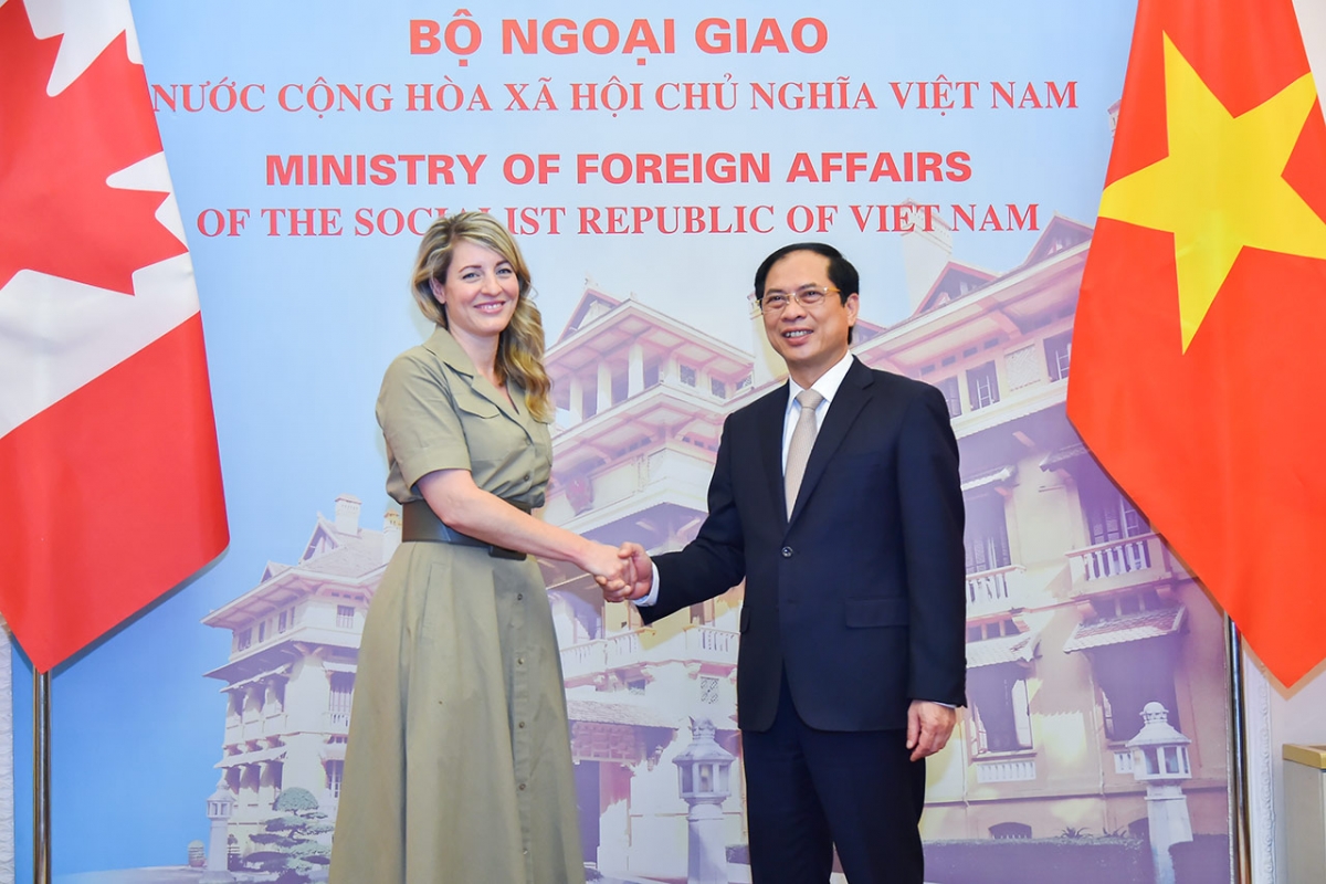 Bộ trưởng Bùi Thanh Sơn hoan nghênh chuyến thăm Việt Nam đầu tiên của bà Mélanie Joly trên cương vị Bộ trưởng Ngoại giao Canada.