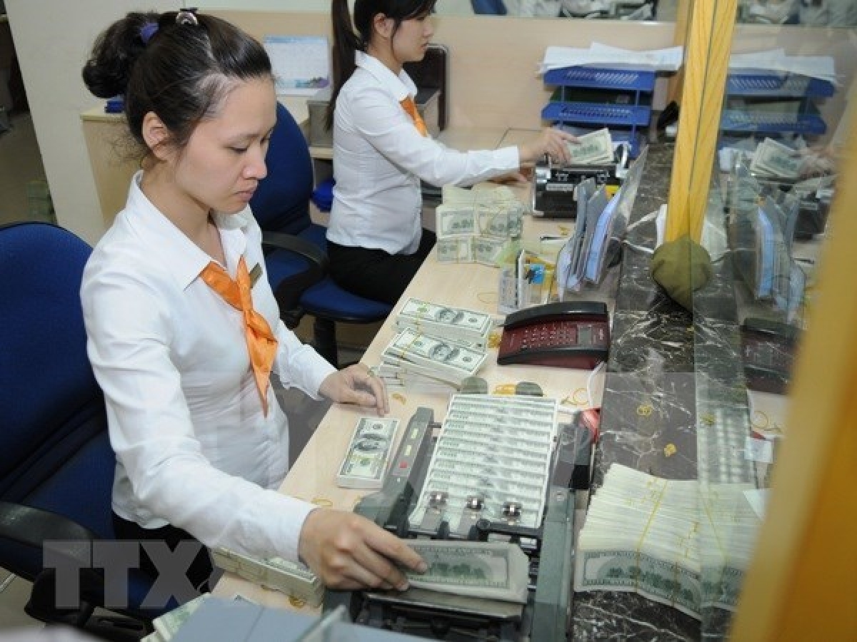 Giao dịch tại Vietcombank (Ảnh: TTXVN)