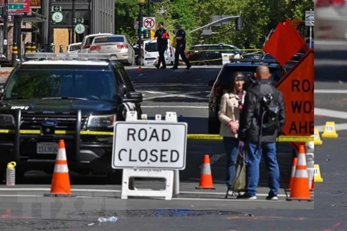 Cảnh sát điều tra tại hiện trường vụ xả súng ở thành phố Sacramento, bang California. (Ảnh: The Mercury Times/TTXVN)