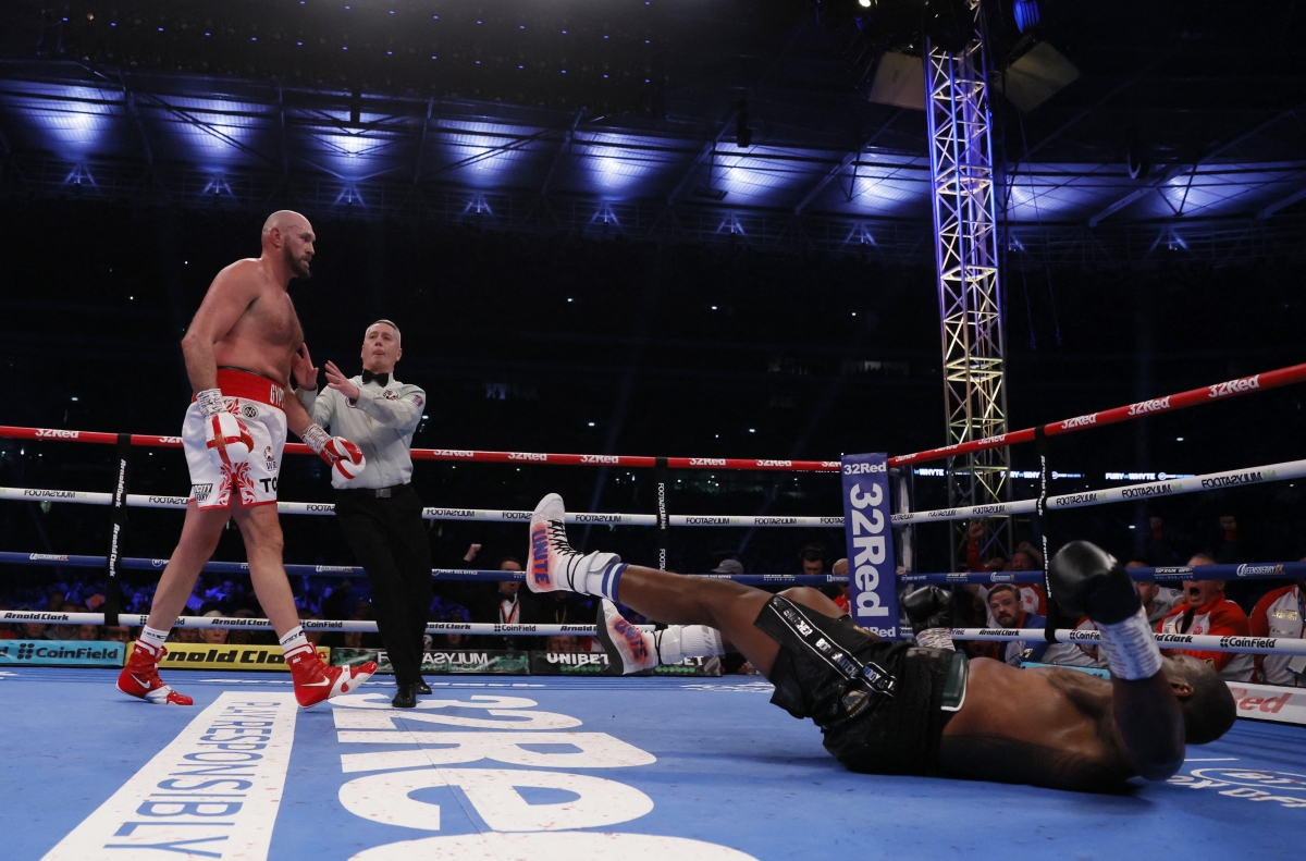 Tyson Fury hạ gục đối thủ ở hiệp 6. (Ảnh: Reuters)