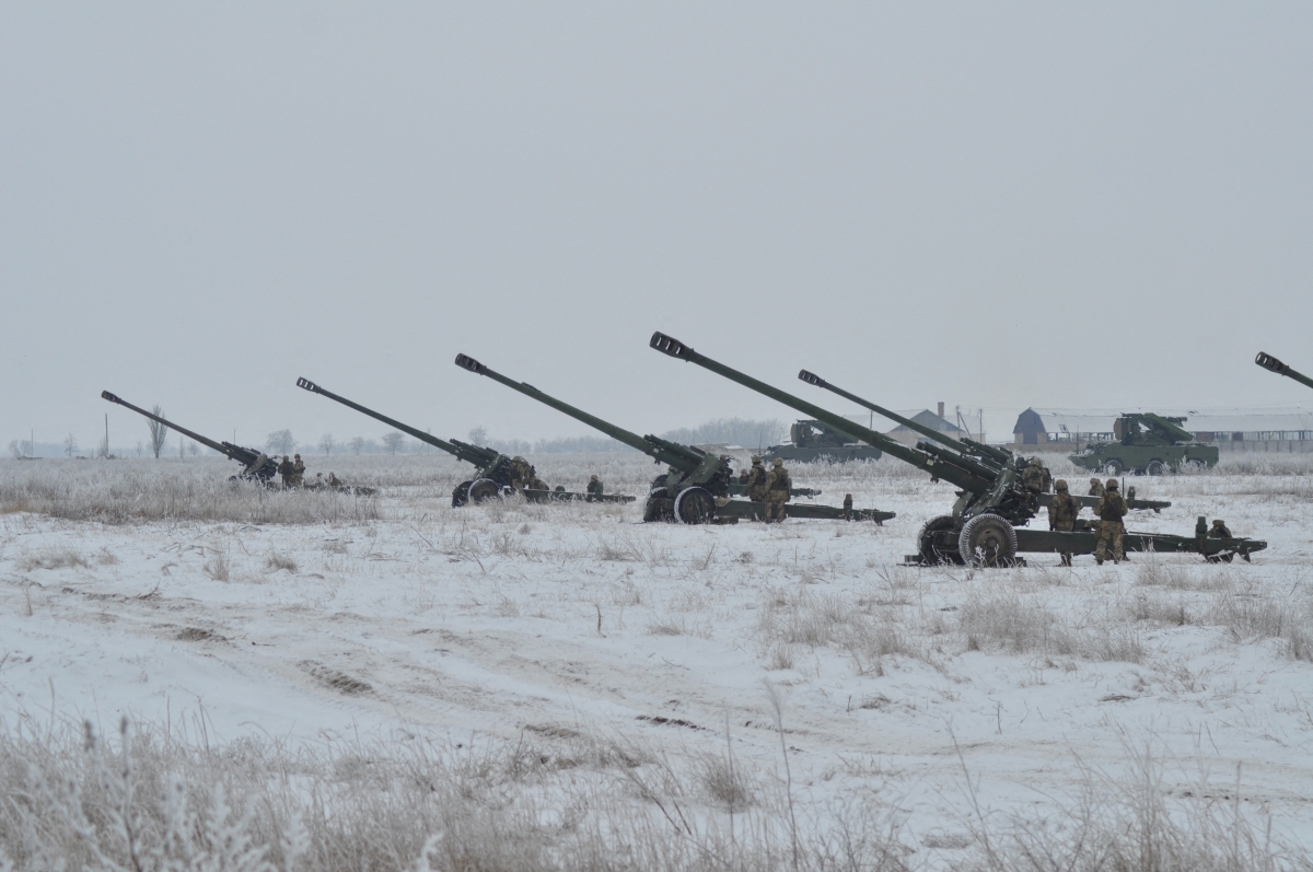 Quân đội Ukraine đang vận hành pháo 2A65 Msta-B trong cuộc tập trận phòng không tại khu vực Kherson, Ukraine ngày 28/1/2022. Ảnh: Reuters