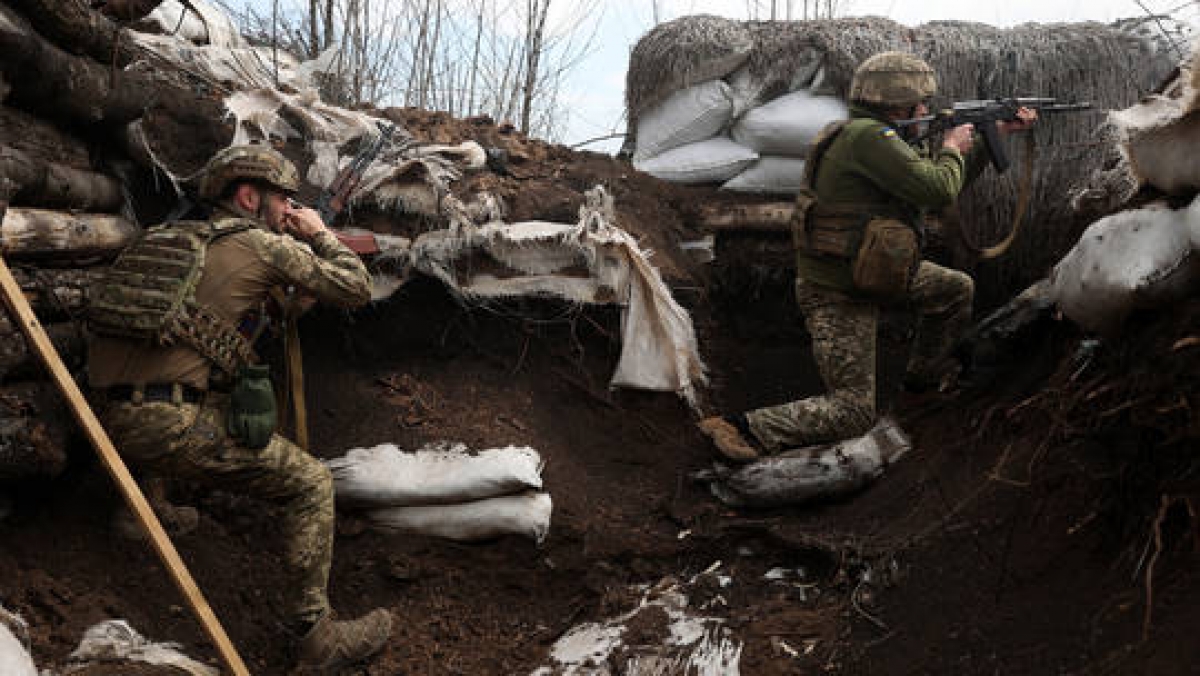 Binh lính Ukraine tại một con hào trên tiền tuyến trong cuộc chiến ở Nga ở khu vực Lugansk ngày 11/4/2022. Ảnh: AFP