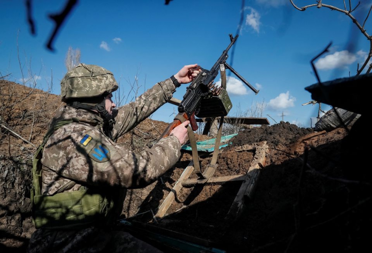 Một binh sỹ Ukraine sử dụng súng máy tại Donetsk. Ảnh: Reuters