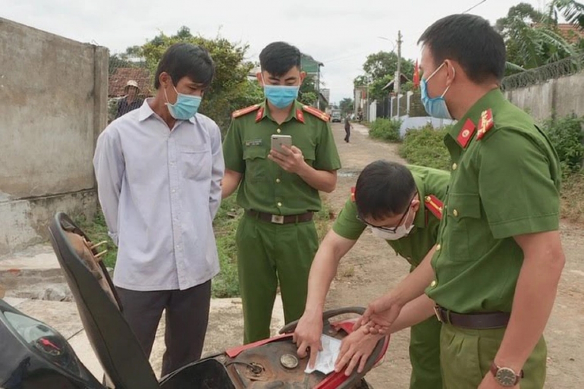 Người chồng ngỡ ngàng khi bị vợ cũ gài ma túy vào xe máy của mình để trả thù