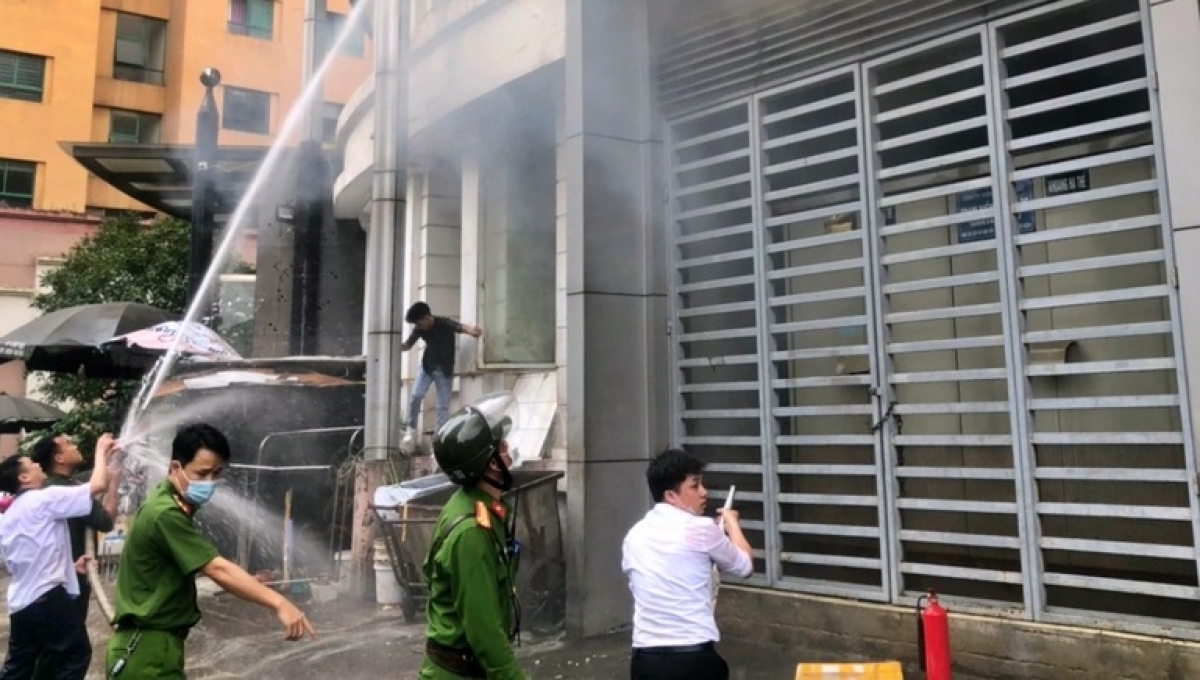 Lực lượng chức năng phối hợp chữa cháy.