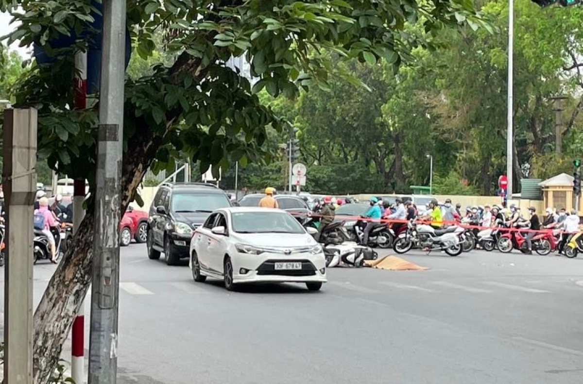 Lực lượng CSGT có mặt bảo vệ hiện trường, phân luồng giao thông tại khu vực xảy ra tai nạn.