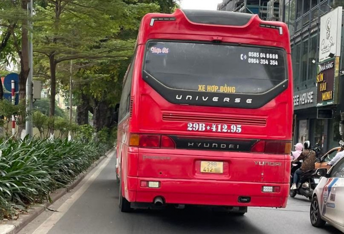Ô tô khách va chạm với xe máy.