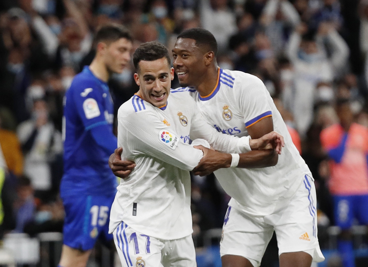 Lucas Vazquez ăn mừng bàn thắng cùng đồng đội Alaba. (Ảnh: Reuters).