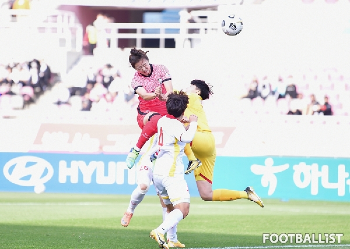 Sau bàn thắng nâng tỷ số lên 2-0, đội chủ nhà Hàn Quốc lại gia tăng sức ép về khung thành thủ môn Kim Thanh. (Ảnh: Footballist).