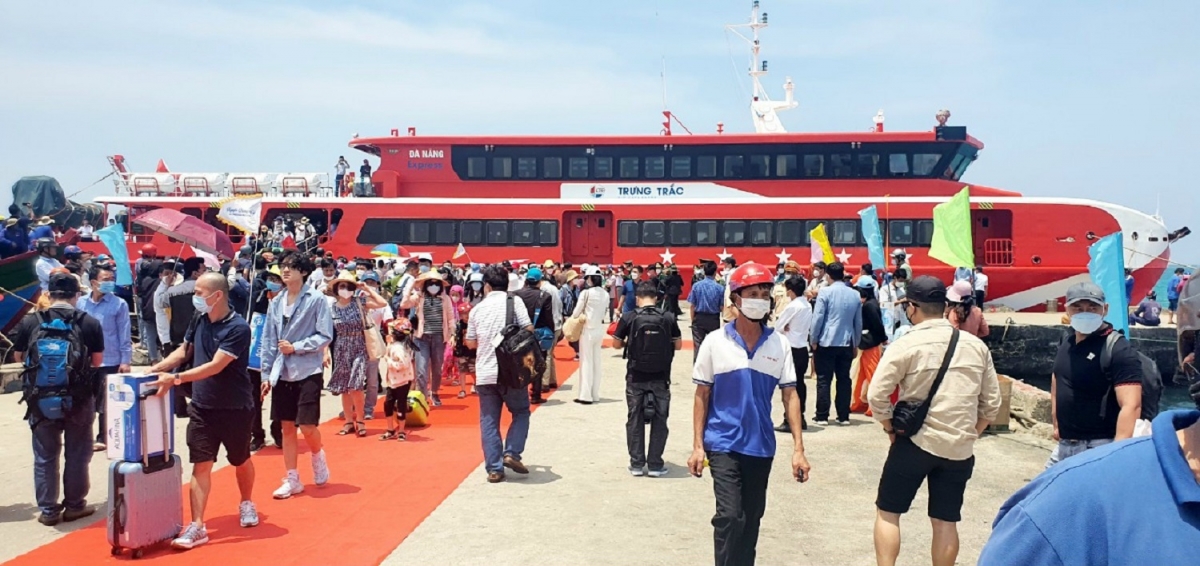 Việc khai trương tuyến vận tải khách đường thuỷ Đà Nẵng - Lý Sơn tạo điều kiện thuận lợi thu hút du khách đến Quảng Ngãi.