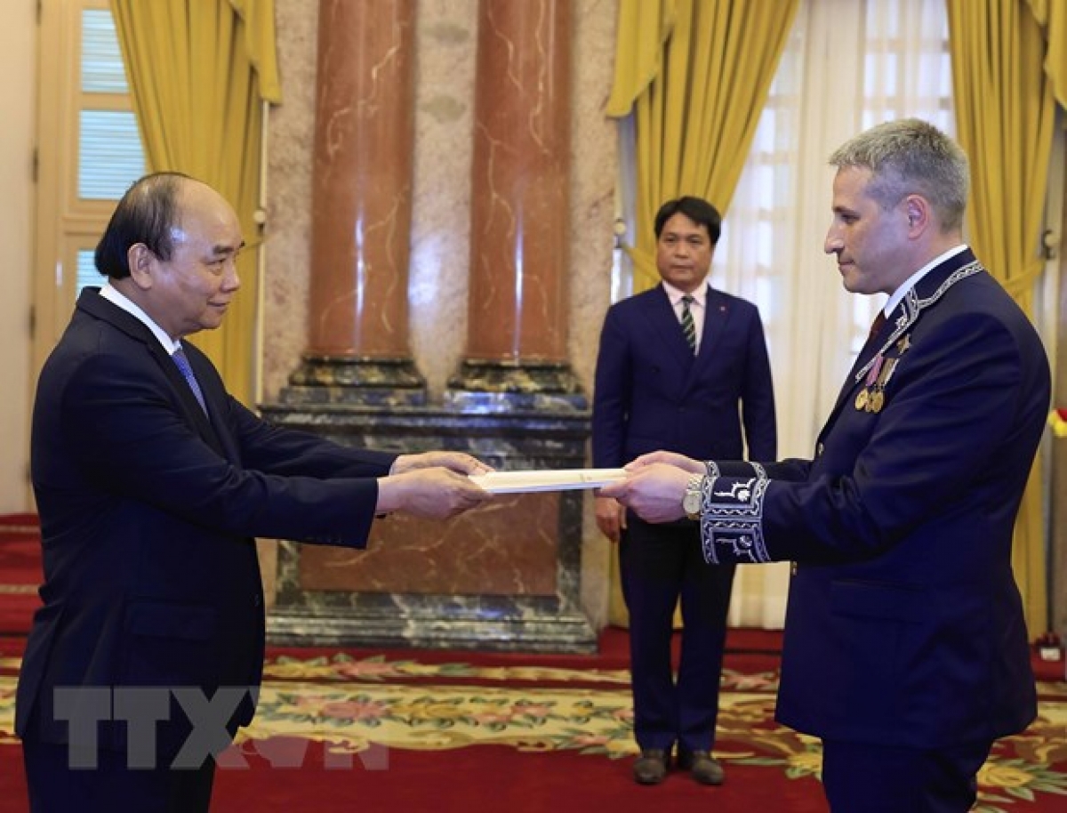 Chủ tịch nước Nguyễn Xuân Phúc tiếp Đại sứ Ai Cập Amal Abdel Kader Elmorsi đến trình Quốc thư. (Ảnh: Thống Nhất/TTXVN)