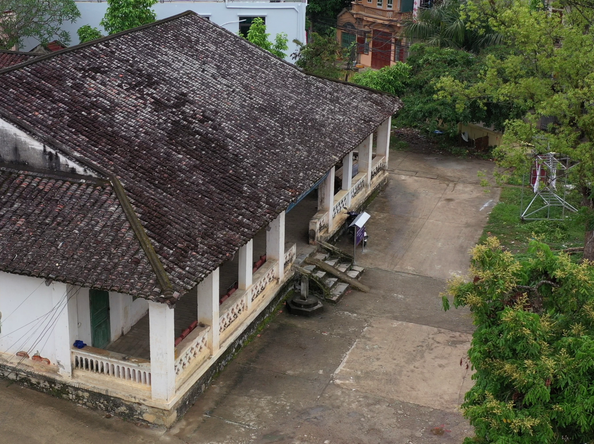 Trước kia Dinh thự dòng họ Nông nằm trong một khuôn viên rộng, có 2 cây dã hương cổ thụ hơn 100 tuổi trước cổng và gồm 2 nhà chính (nhà trong và nhà ngoài). Nguồn: UBND huyện Bảo Lạc