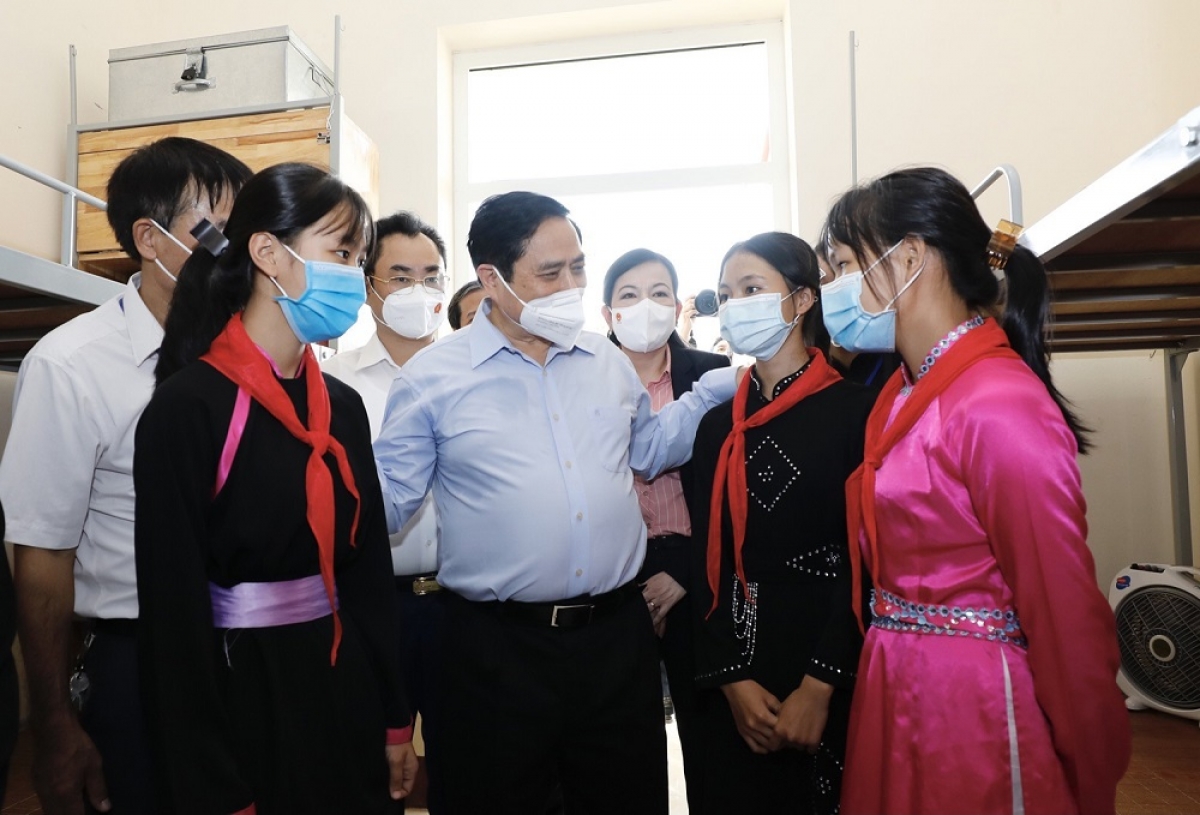 Ủy viên Bộ Chính trị, Thủ tướng Chính phủ Phạm Minh Chính thăm hỏi, động viên học sinh Trường Phổ thông Dân tộc nội trú trung học cơ sở Định Hóa (xã Bình Yên, huyện Định Hóa, tỉnh Thái nguyên). (Ảnh: TTXVN)