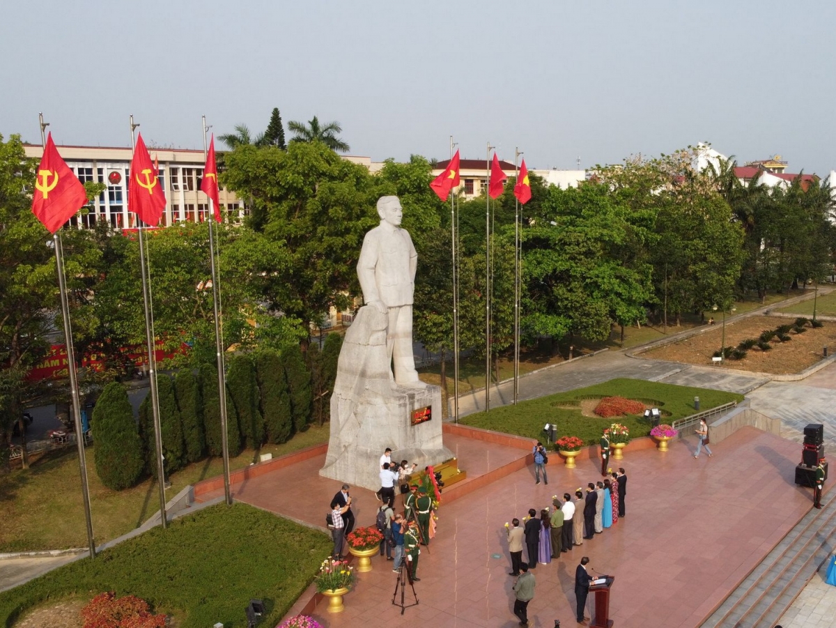 Dâng hương tưởng niệm Tổng Bí thư Lê Duẩn tại Công viên Lê Duẩn, thành phố Đông Hà, tỉnh Quảng Trị.