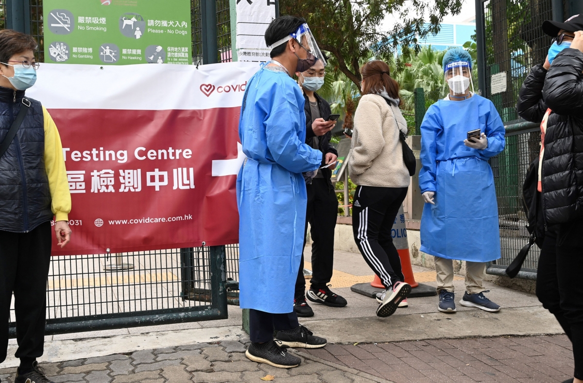 Nhiều người vào một trung tâm xét nghiệm Covid-19 ở Hong Kong ngày 18/2. Ảnh: AFP