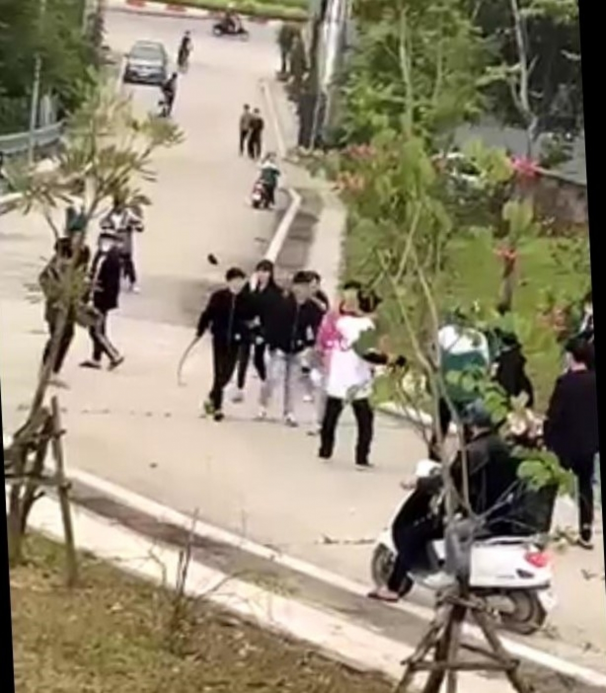 Học sinh đánh nhau (ảnh từ clip).