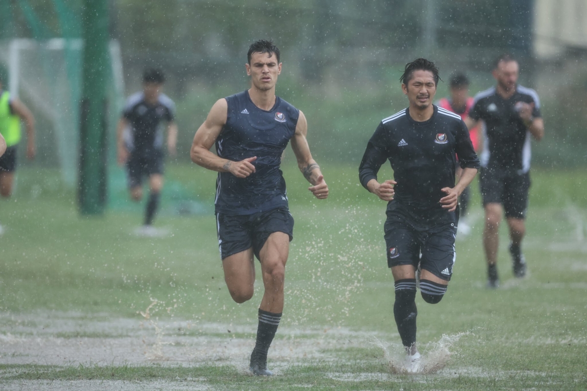 Các cầu thủ Yokohama F.Marinos tập luyện dưới mưa trước ngày đấu HAGL. (Ảnh: Yokohama F.Marinos).