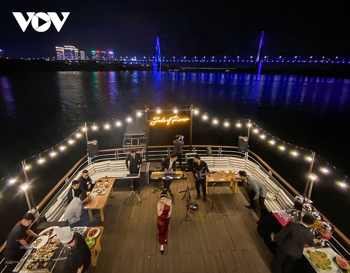 Tour du thuyền cao cấp trên sông Hồng.