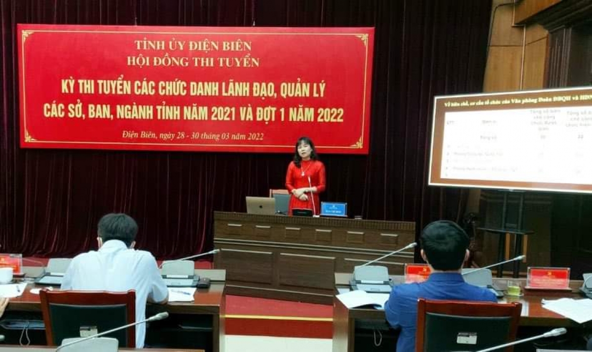 Ứng viên tham gia phần thi thuyết trình Đề án tại kỳ thi tuyển lãnh đạo, quản lý cấp sở, ngành tỉnh Điện Biên. Ảnh CTV.