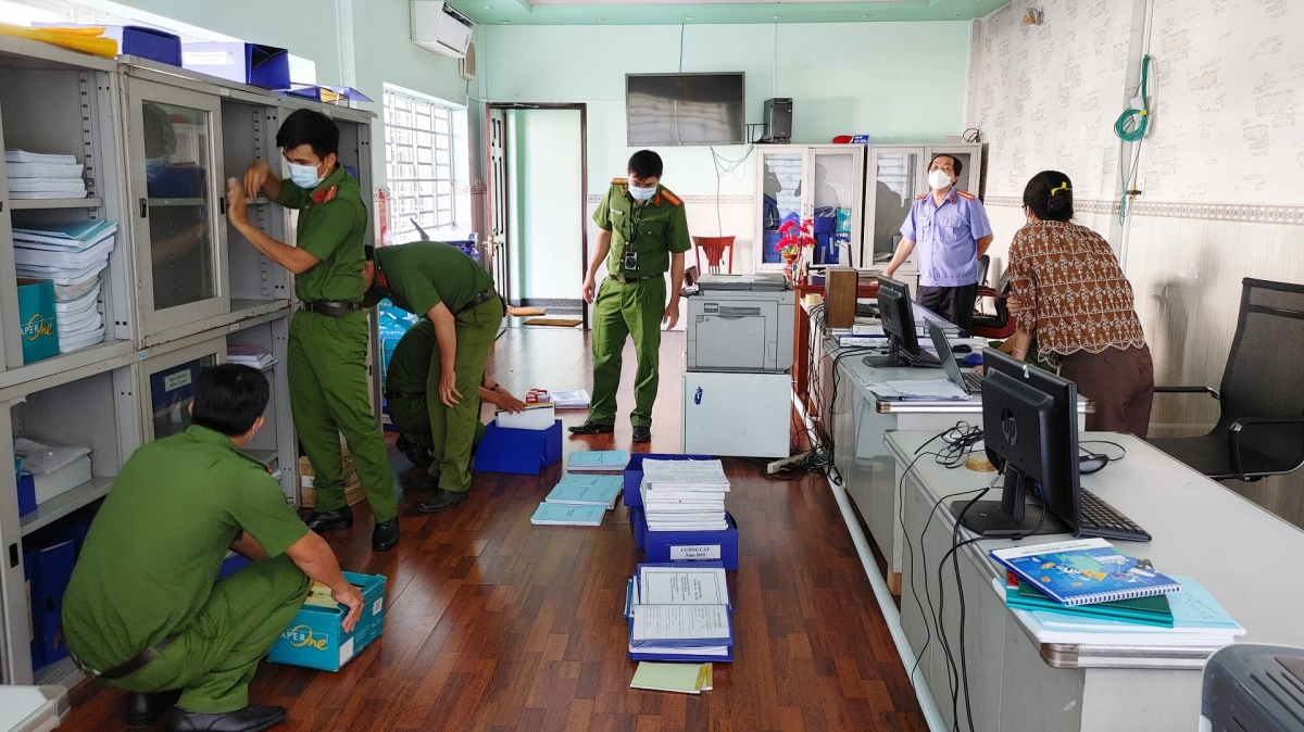 Cơ quan chức năng khám xét nơi ở và nơi làm việc của bị can Ngô Phú Cường.