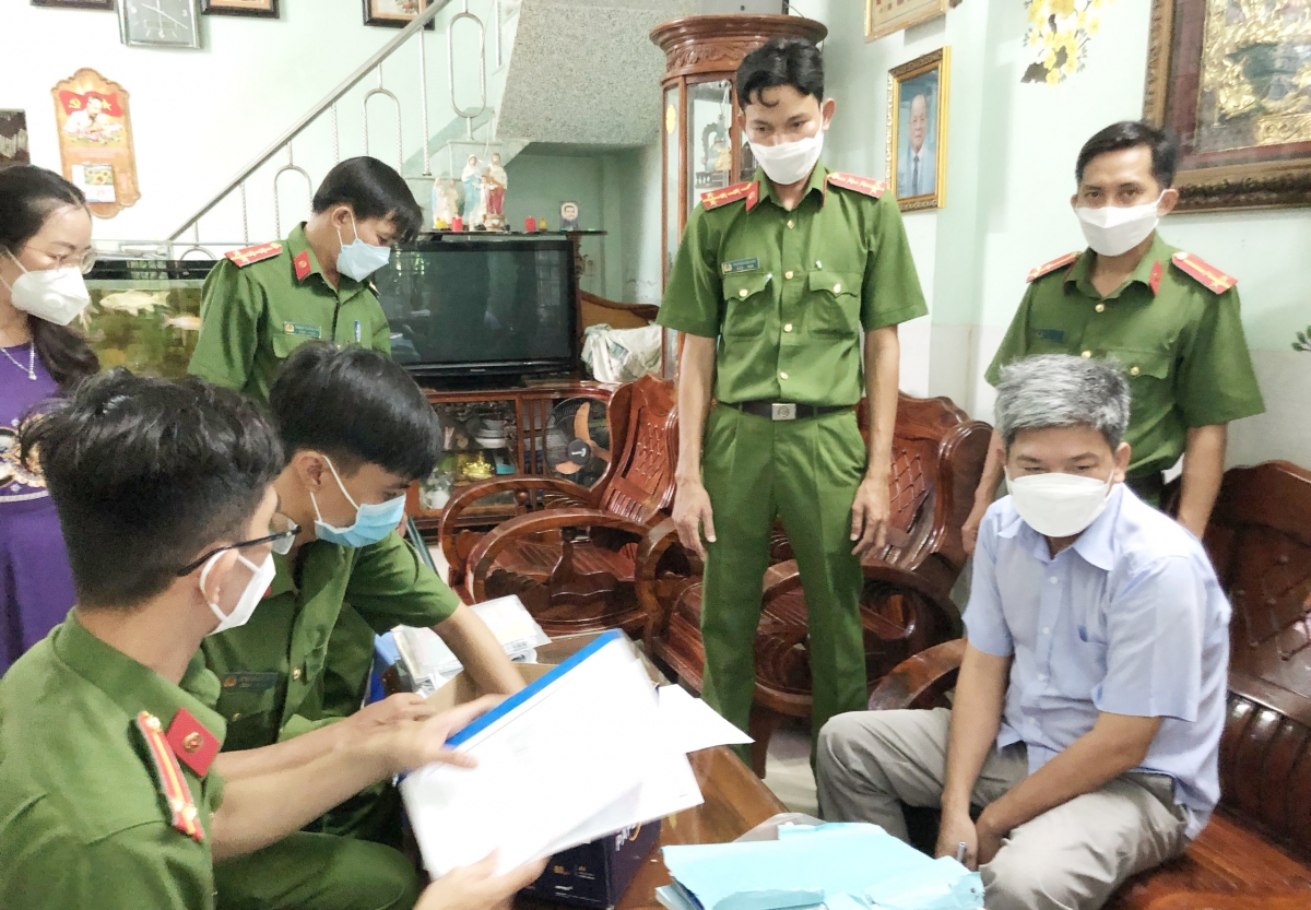 Cơ quan CSĐT thực hiện lệnh bắt và khám xét nơi ở Trương Công Long. Ảnh: Hoàng Giang