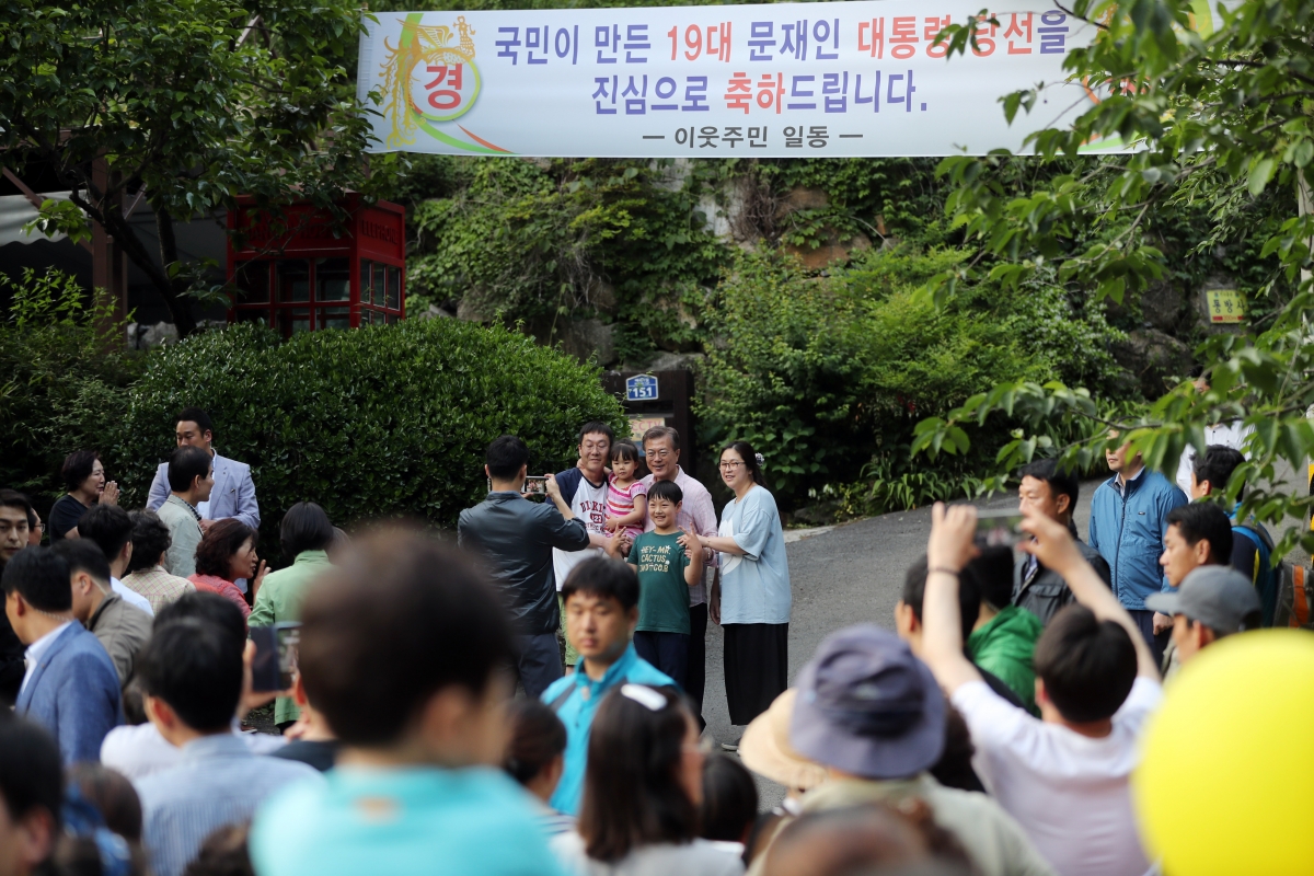 Ông Moon Jae-in chụp ảnh với người dân trước tư dinh ở quê nhà. Ảnh: tbs.seoul