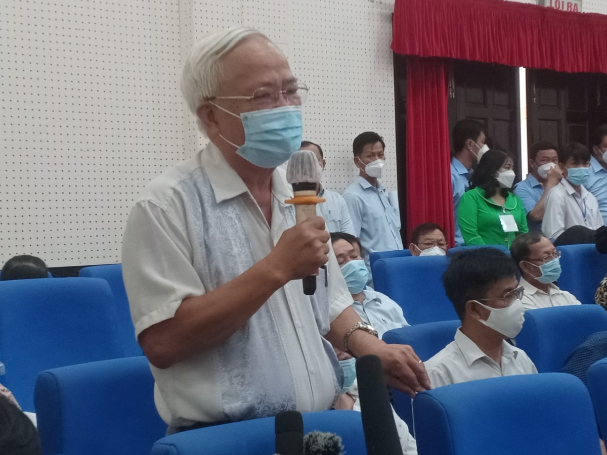 Cử tri ở TP.Thủ Đức kiến nghị các vấn đề nóng tại buổi tiếp xúc cử tri chiều nay (Ảnh: Việt Đức)