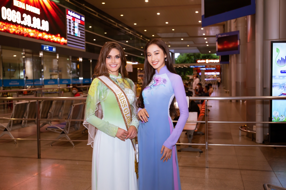 Đoàn Hồng Trang và Miss Global International 2019 Karolína Kokešová.