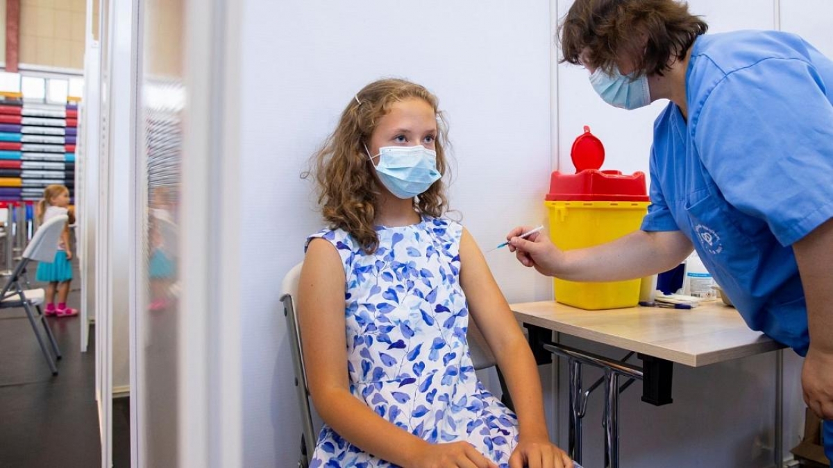 Nhiều quốc gia trên khắp thế giới đang triển khai tiêm vaccine Covid-19 cho trẻ em từ 5 tuổi trở lên. Ảnh: AP