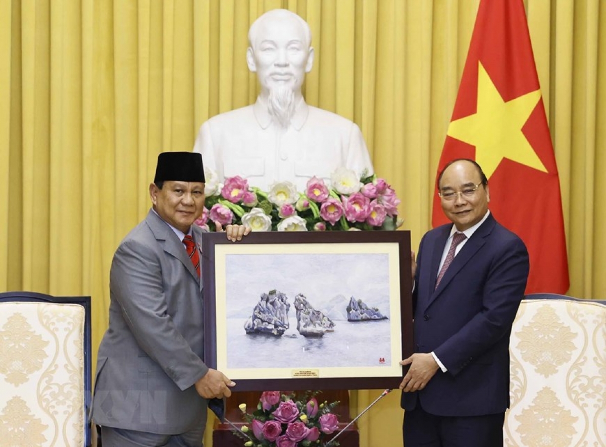  Chủ tịch nước Nguyễn Xuân Phúc tặng quà Bộ trưởng Quốc phòng Indonesia Prabowo Subianto.