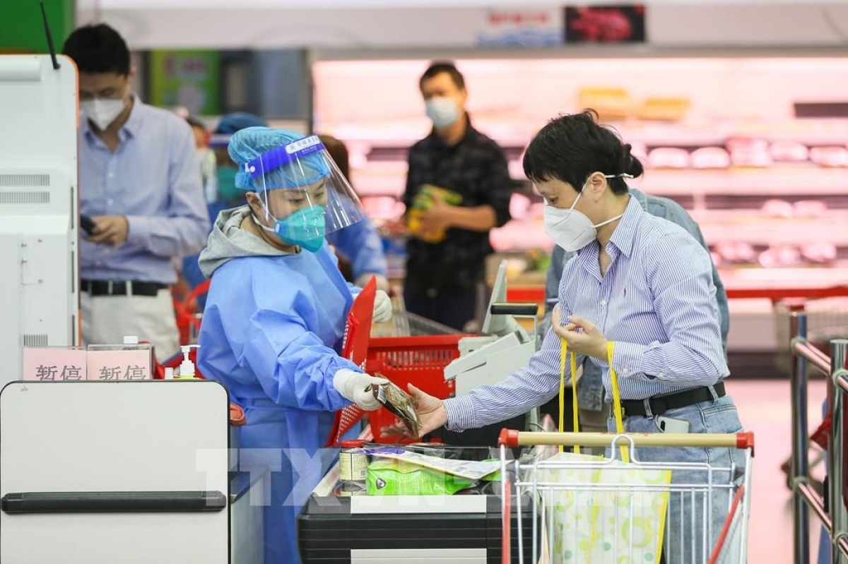 Người dân đeo khẩu trang phòng dịch COVID-19 khi đi siêu thị tại Thượng Hải, Trung Quốc, ngày 16/5/2022.
(Ảnh: THX/TTXVN)