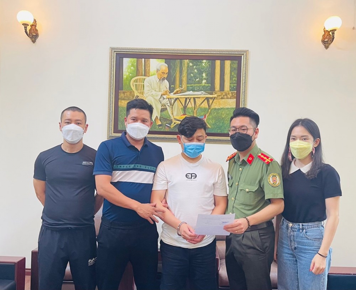 Phòng Quản lý xuất nhập cảnh, Công an Hải Phòng bàn giao đối tượng Chen Sifeng (áo trắng, ở giữa) cho Cục Cảnh sát hình sự - Bộ Công an. (Ảnh: CA Hải Phòng)