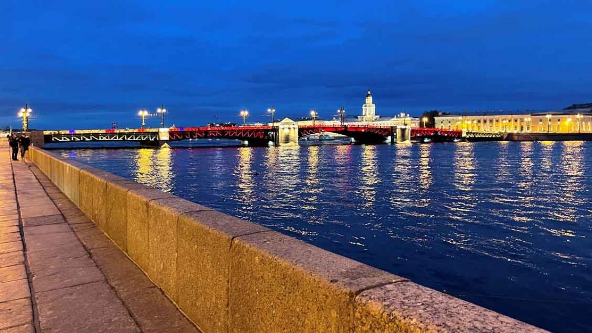 Đây là cây cầu lớn nhất ở St.Petersburg, công trình di sản văn hóa của Nga