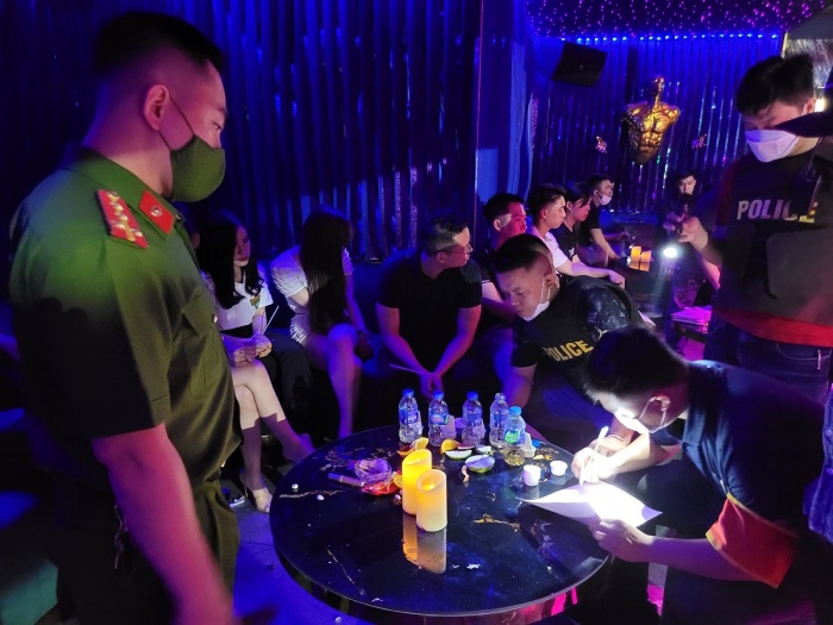 Lực lượng chức năng kiểm tra quán Pub Mlem. (Ảnh: Công an Hải Phòng)