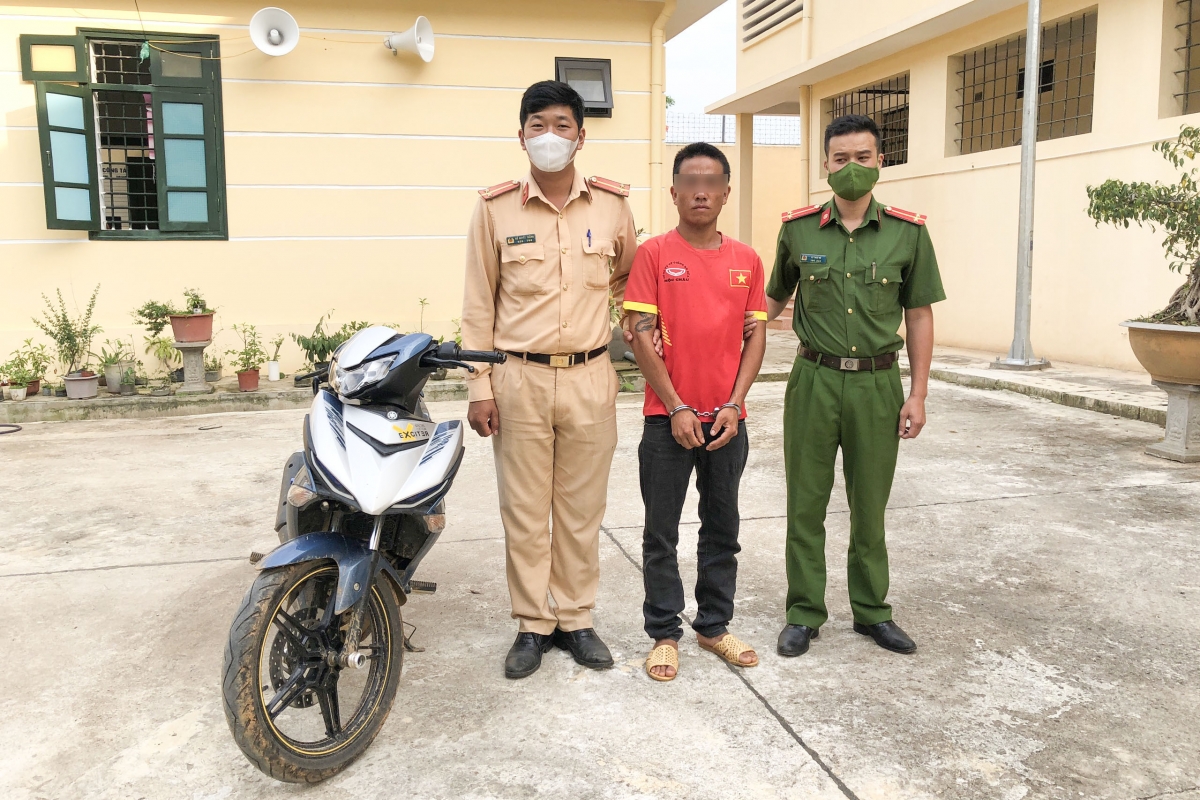 Đối tượng Giàng A Súa và tang vật.