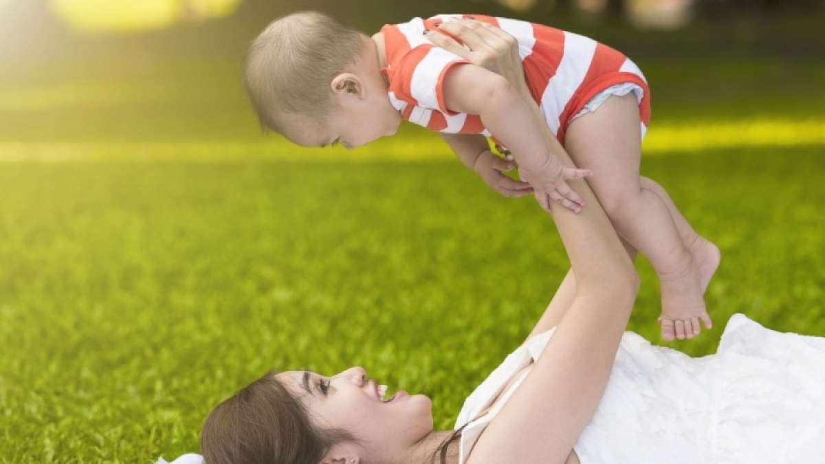Vitamin D chủ yếu được tổng hợp tự nhiên qua da người nên cần được tiếp xúc trực tiếp với ánh sáng mặt trời. (Ảnh minh họa)