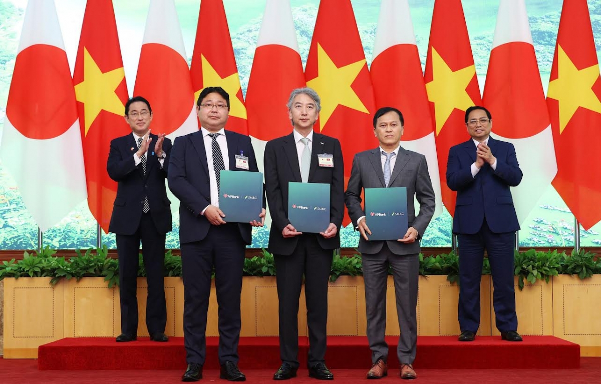 Thủ thướng Phạm Minh Chính và Thủ tướng Kishida Fumio chứng kiến đại diện hai ngân hàng VPBank và SMBC trao đổi văn kiện hợp tác.